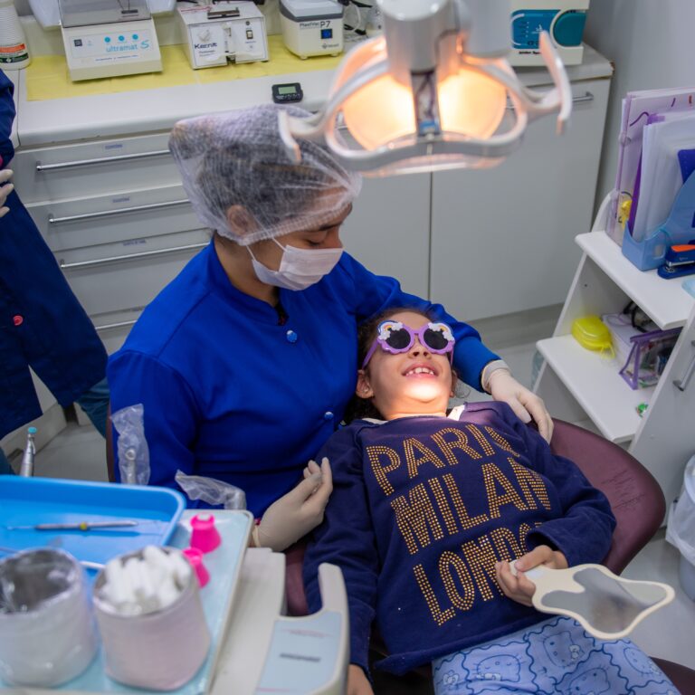 Atendimento odontológico infantil na Clínica Real Saúde